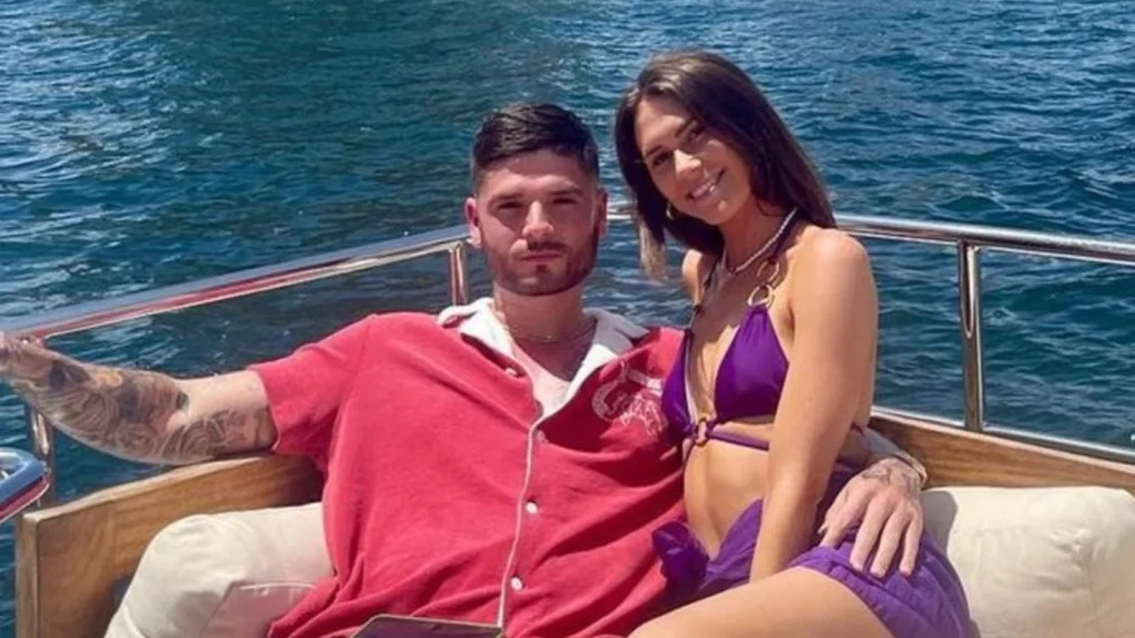  Boyfriend and Relationship Status